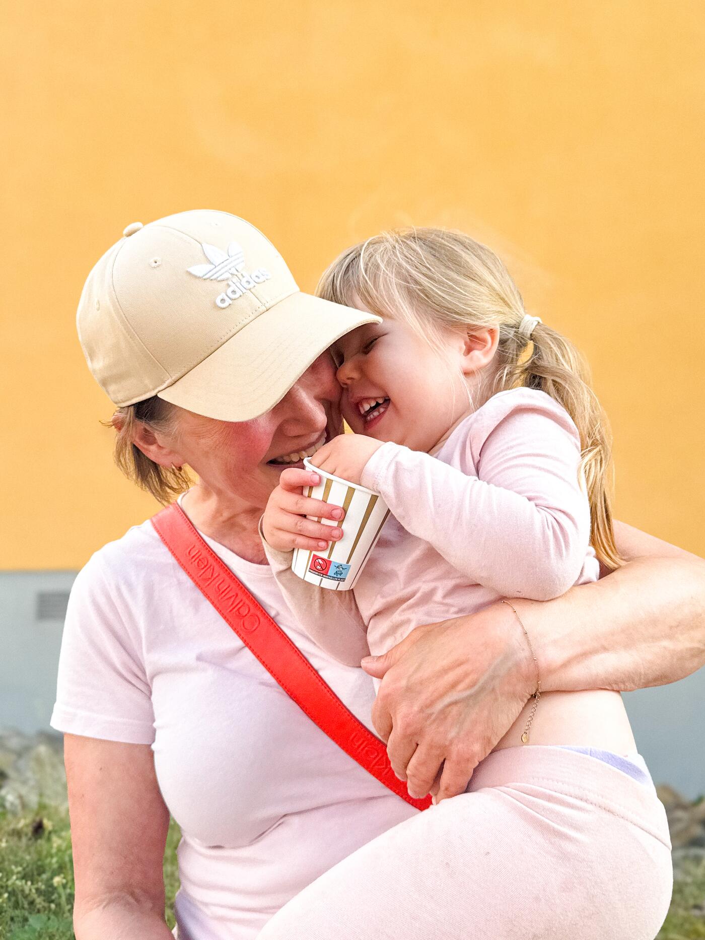 Annika skrattar tillsammans med sitt barnbarn