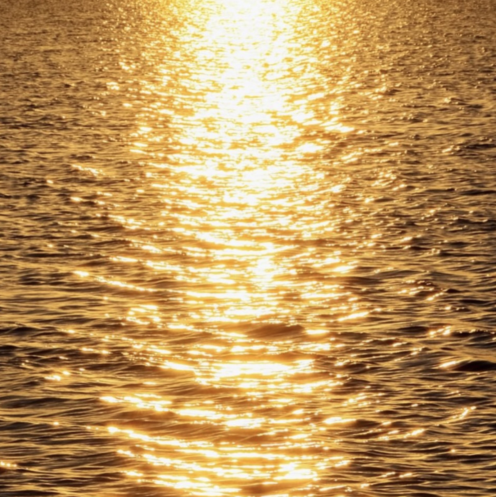 Solljus glittrar i havet